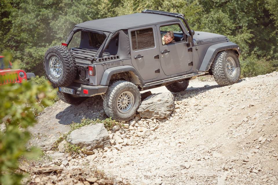 Oh My God!! A JEEP WRANGLER JL was stuck by the stone!! - By SuperDriveUSA